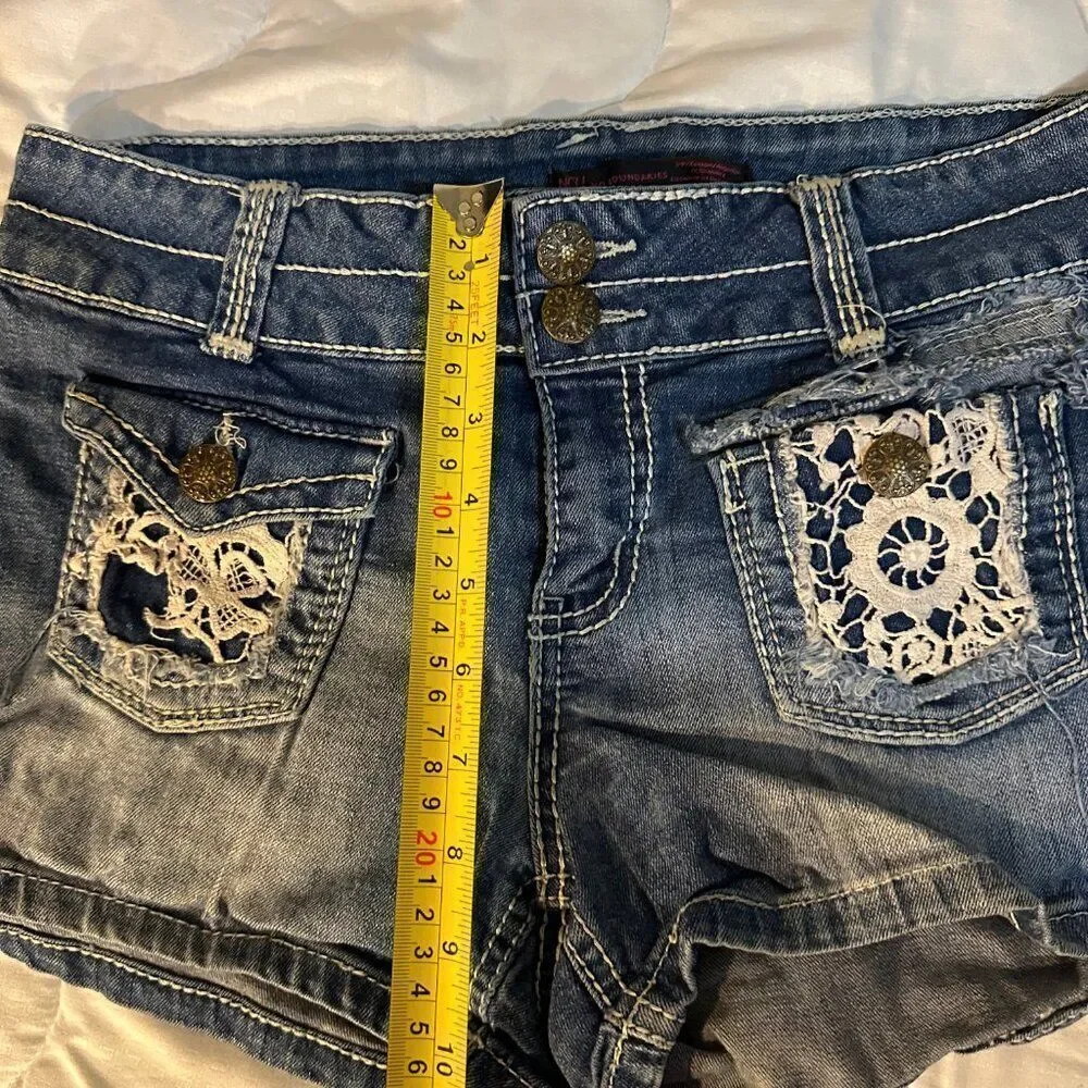 New Boundaries Denim Shorts Size 13 Embroidered Pockets NWT